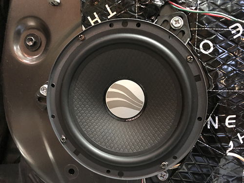 日產(chǎn)奇駿音響改裝德國彩虹喇叭 愛威備胎低音 深圳享聲汽車音響